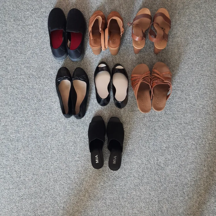 7 pairs Women's footwear - size 8.5/9 thumbnail