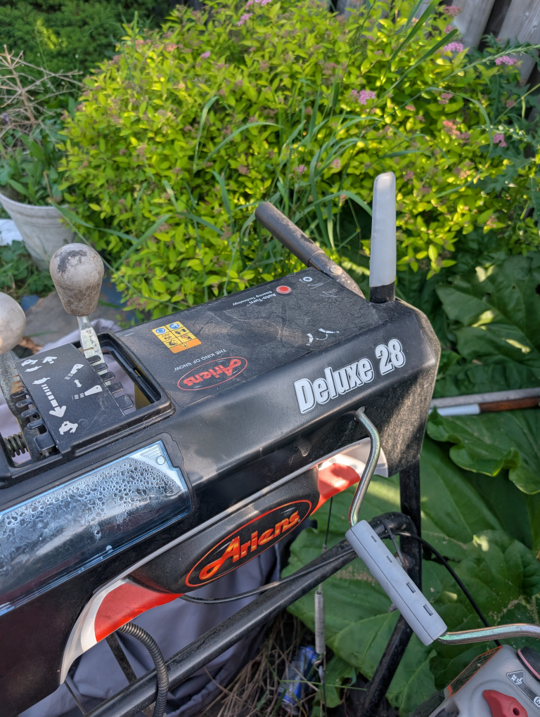 Ariens Deluxe 28 Snowblower - photo 4