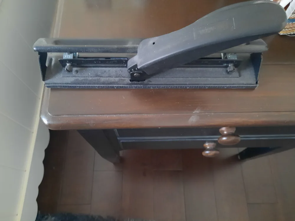 Heavy-Duty Hole Punch thumbnail