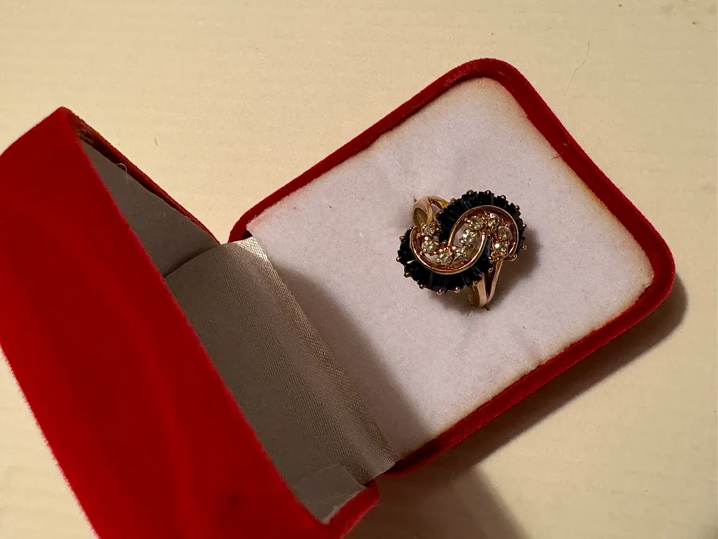 Vintage 14 Karat Gold Diamond & Sapphire Ring image indicator(2)