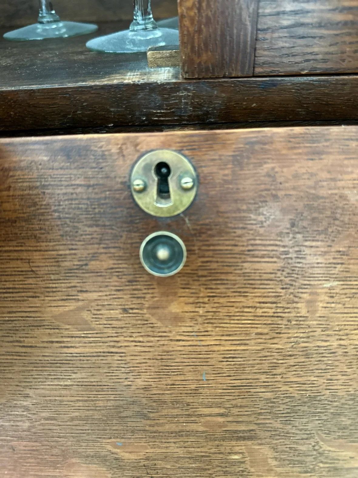 [DELIVERY INCLUDED] Tip-Down Lockable Bar Cabinet image indicator(7)