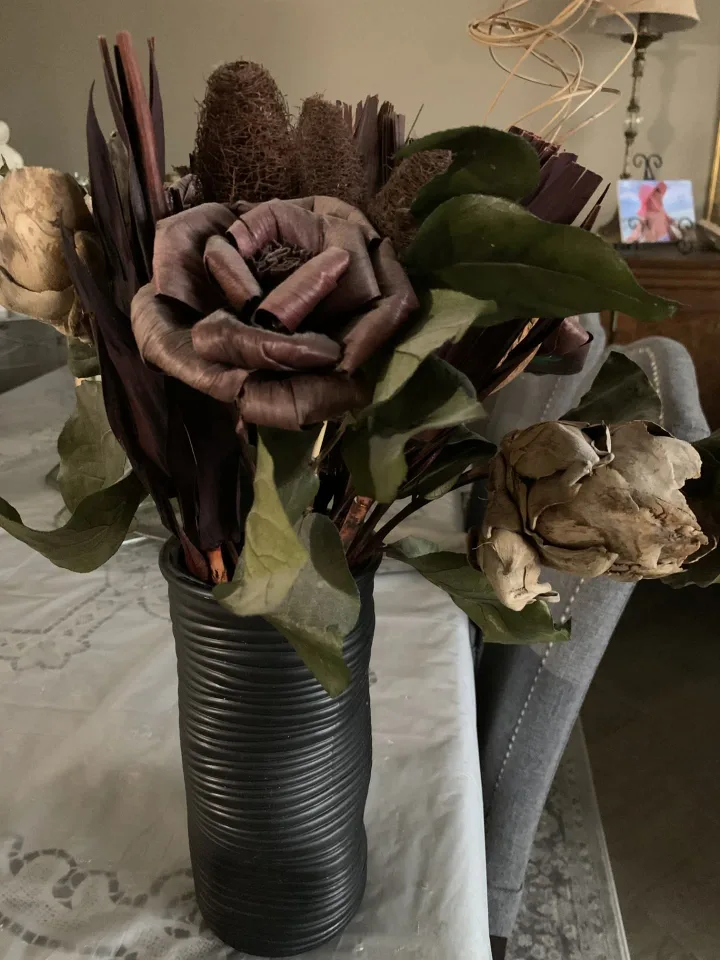 Floral Arrangement in Black Vase thumbnail