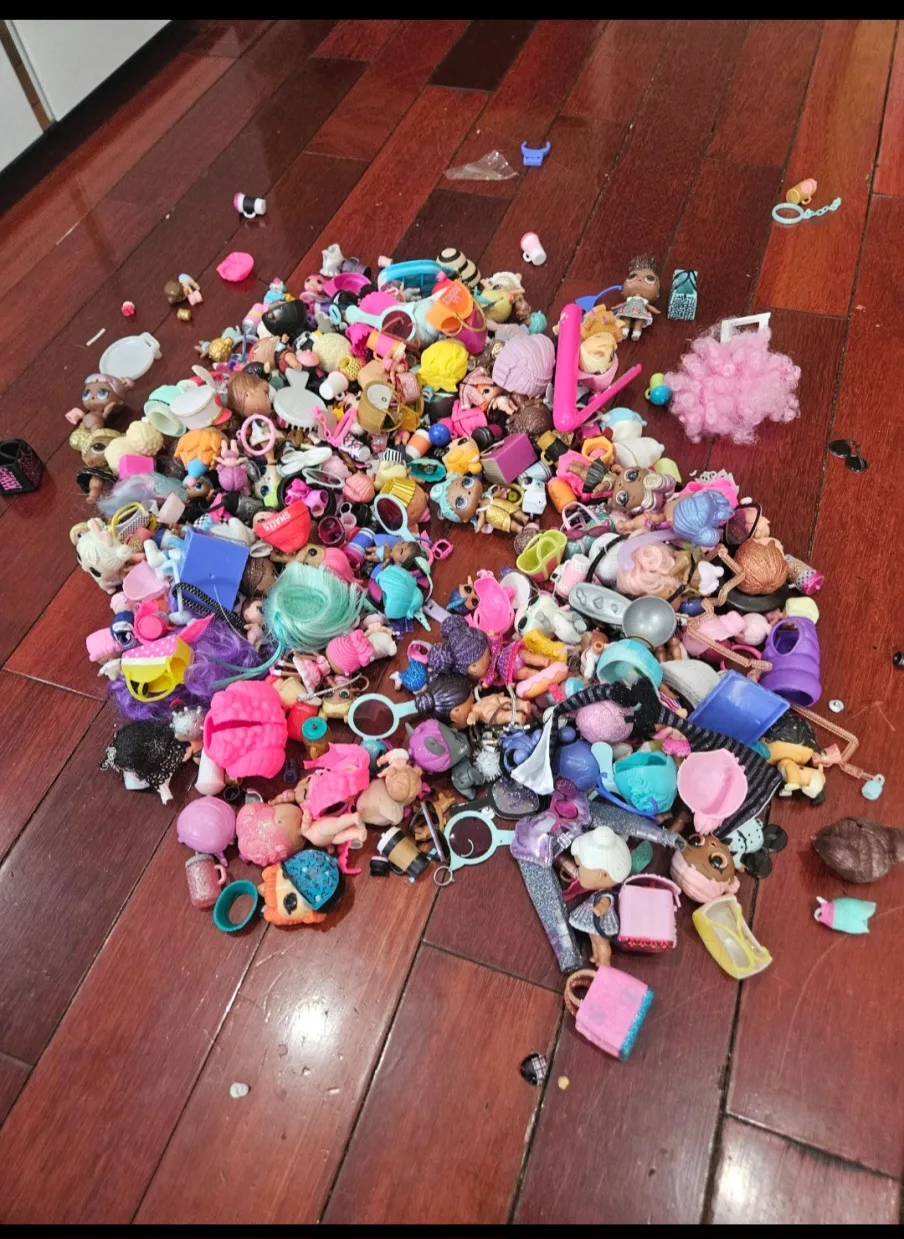 big bag with lots of LOL Surprise Dolls and Accessories image indicator(5)