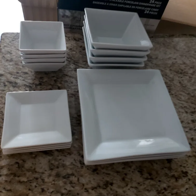 Set of 16-Piece White Dinnerware Set image indicator(3)