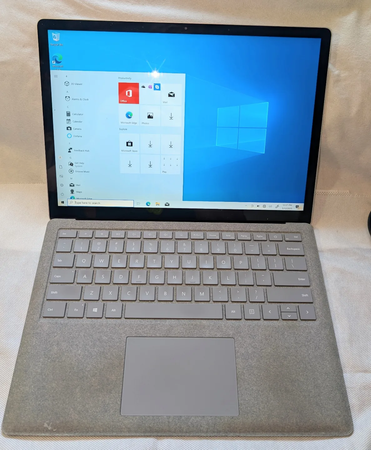 Nice MICROSOFT SURFACE LAPTOP  WINDOWS 10 TOUCH 8GB RAM i5 thumbnail