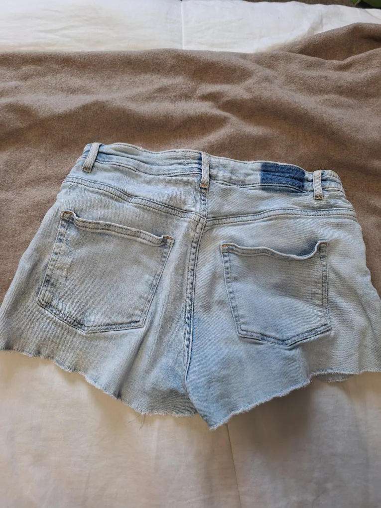 H&M Denim Shorts - Size 6 image indicator(4)