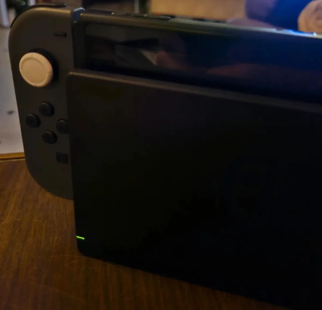 Nintendo Switch with accessories (pick-up Warden and Kingston) image indicator(2)