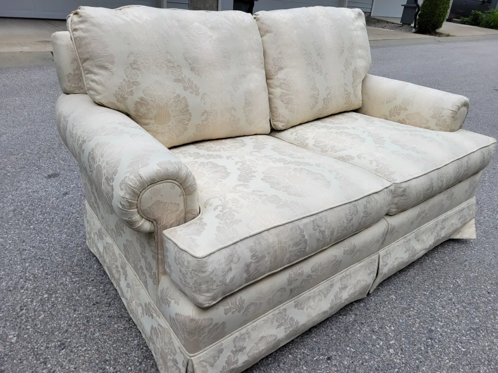 Beautiful Floral Pattern Loveseat Sofa In Excellent Condition. thumbnail