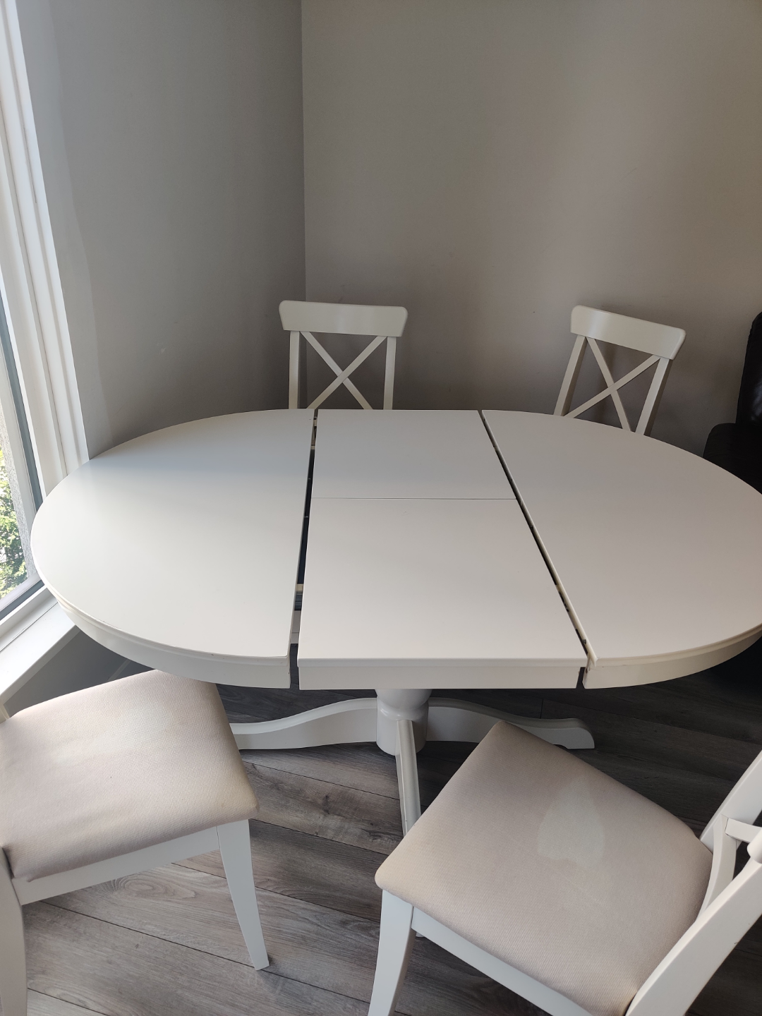 White Extendable Dining Table with 4 Chairs