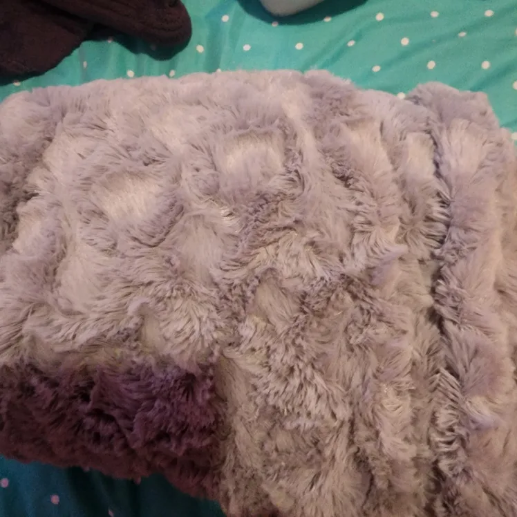 Cozy and Plush Throw Blanket.new thumbnail