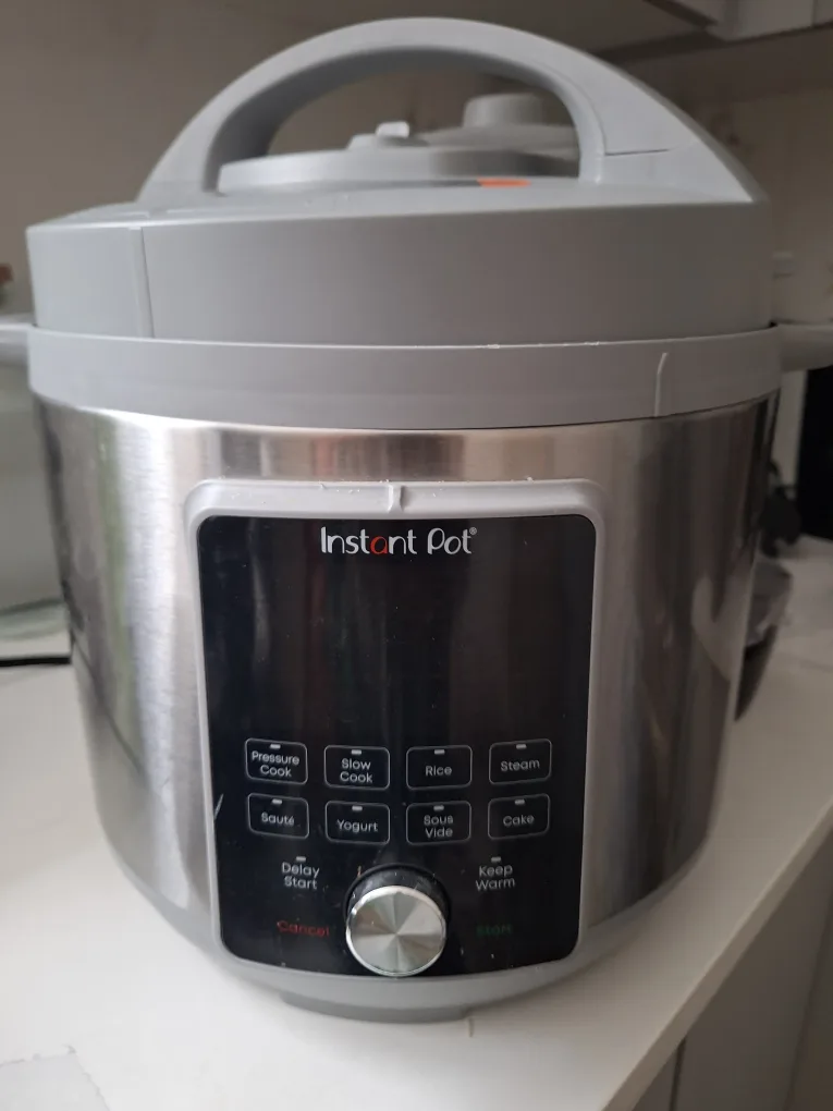 Instant Pot Multi-Function Cooker – 8-in-1 | Great Condition! thumbnail