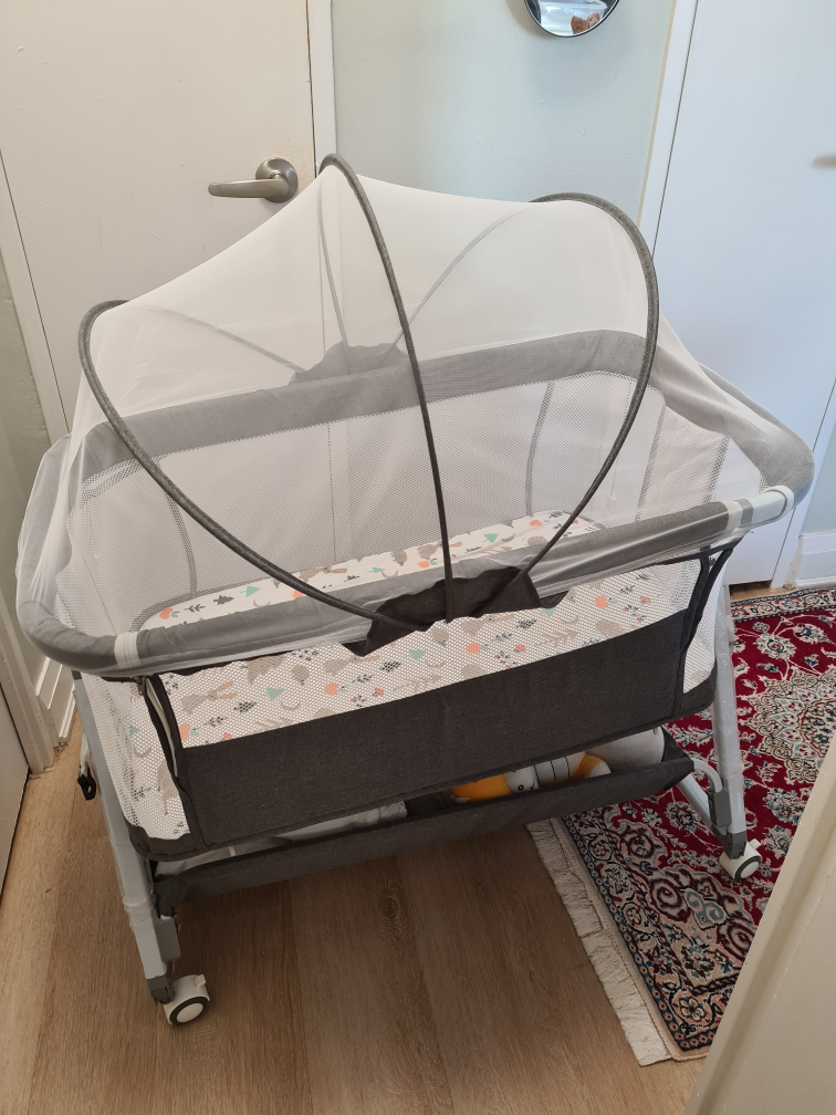 Portable baby bassinet with crib sheets 2 pack and mosquitos net - photo 2