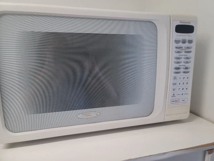 FREE! 🥕💚Microwave Convection Oven For Parts Or Repair thumbnail