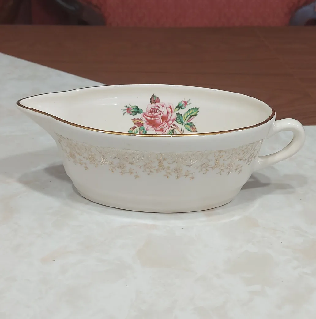 vintage rose pattern gravy boat 🫖 trades accepted! thumbnail