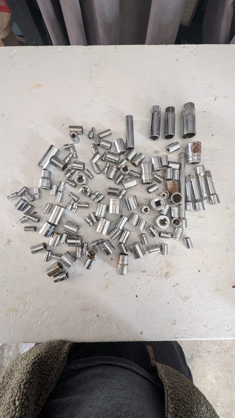 Variety of sockets and socket accessories thumbnail