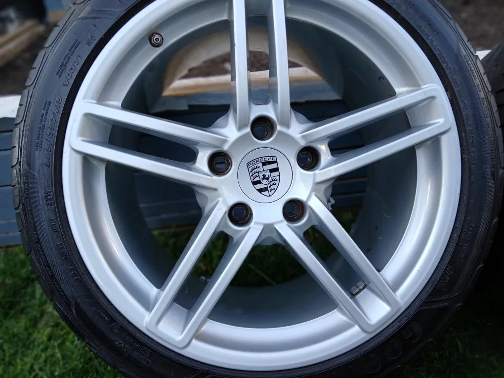 Porsche Alloy Wheel and Tire image indicator(2)