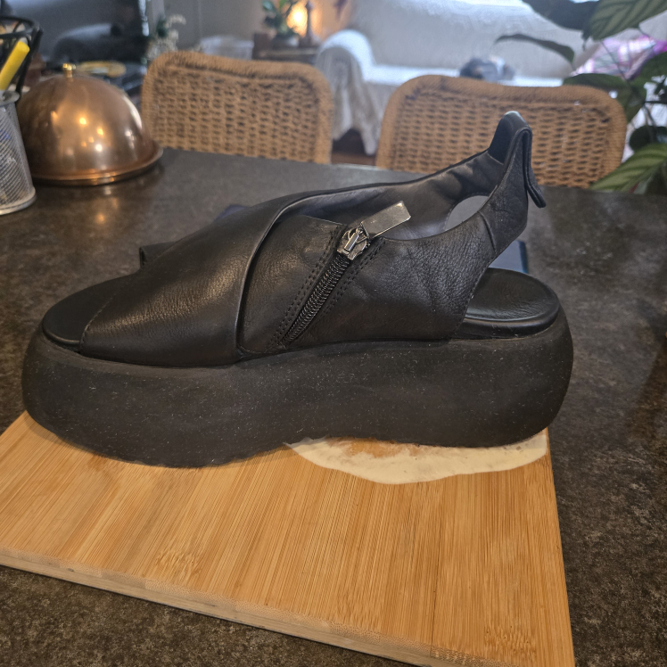 Lofina Black Leather Crossover Sandals 8.5