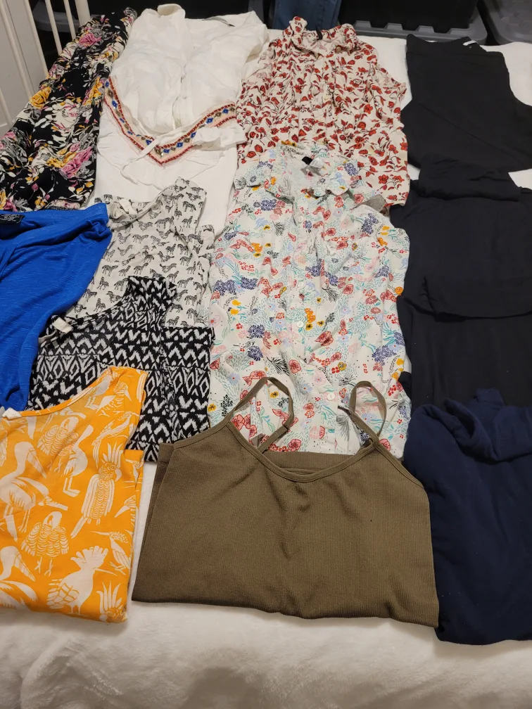 Clothing women's bundle please see pictures and description image indicator(3)