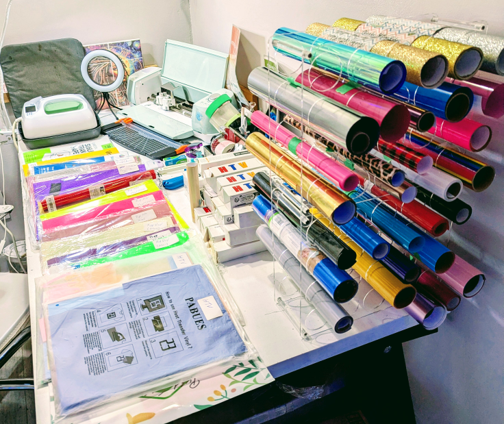 Cricut Cutting Machine, Heat press & Vinyls *Desk included* - photo 2