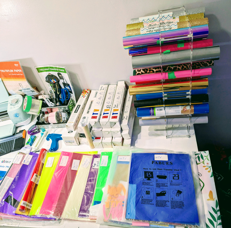 Cricut Cutting Machine, Heat press & Vinyls *Desk included* - photo 3