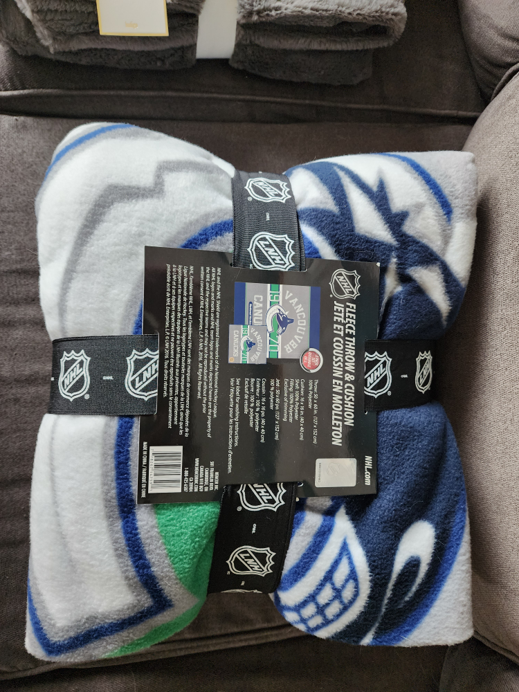 Vancouver Canucks Fleece Throw & Cushion Set - photo 2