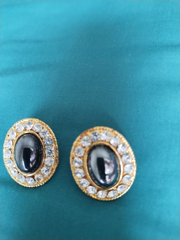 Vintage Clip-On Earrings thumbnail