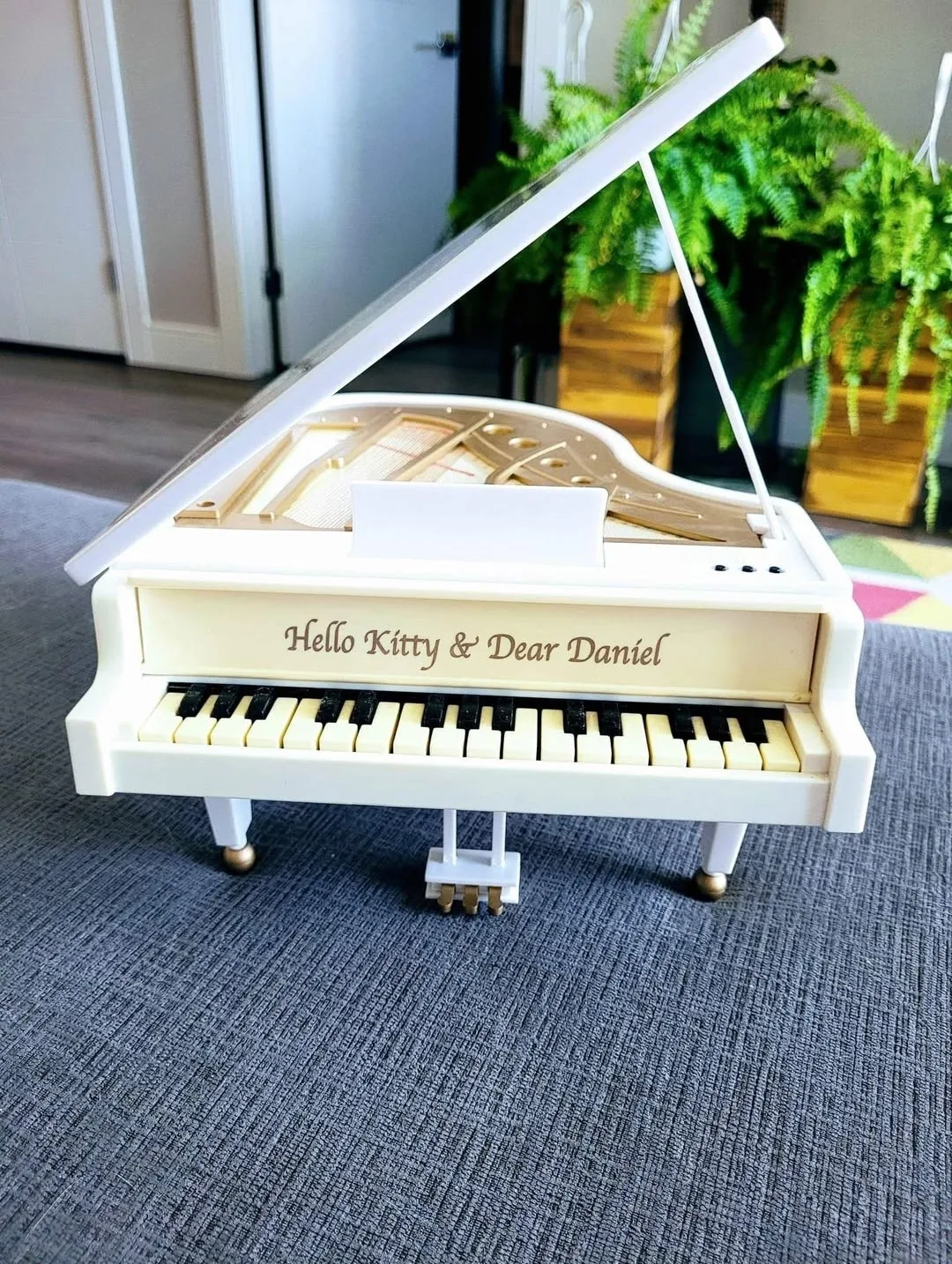 Vintage Hello Kitty & Daniel Grand Piano