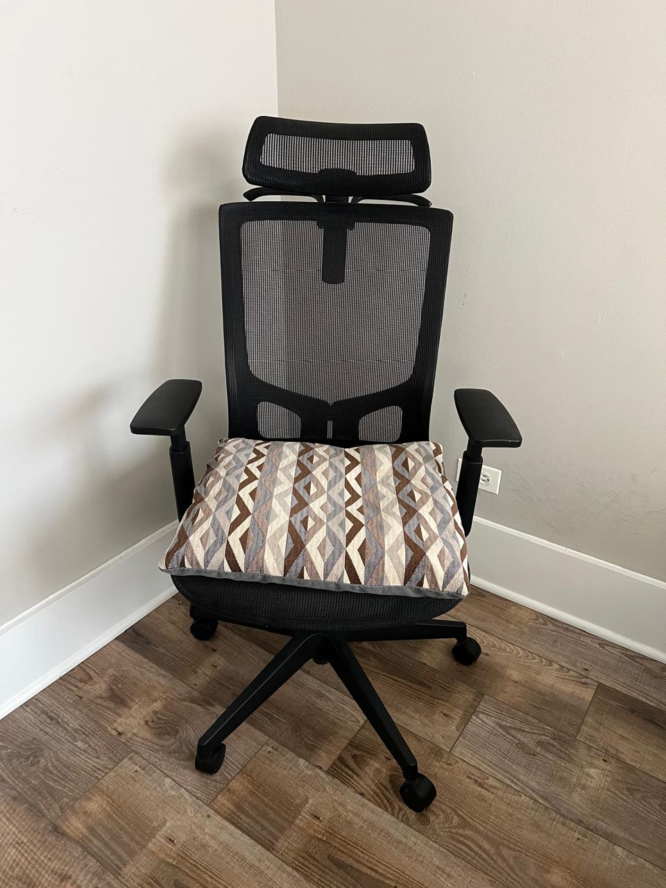 Office Chair and Desk - photo 3