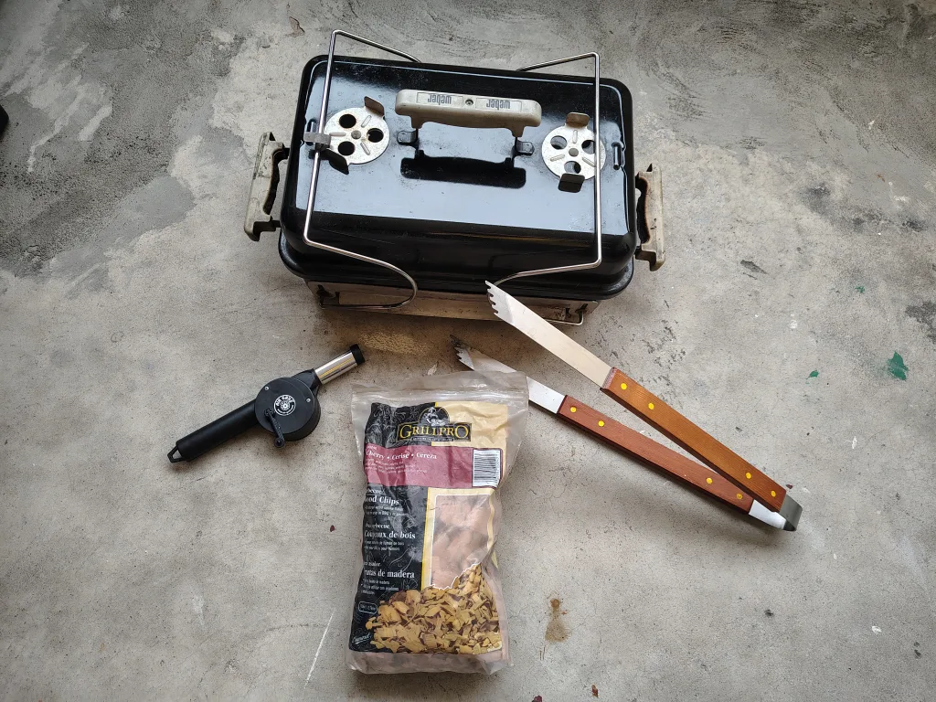 WEBER Go-Anywhere Charcoal BBQ + Accessories image indicator(2)