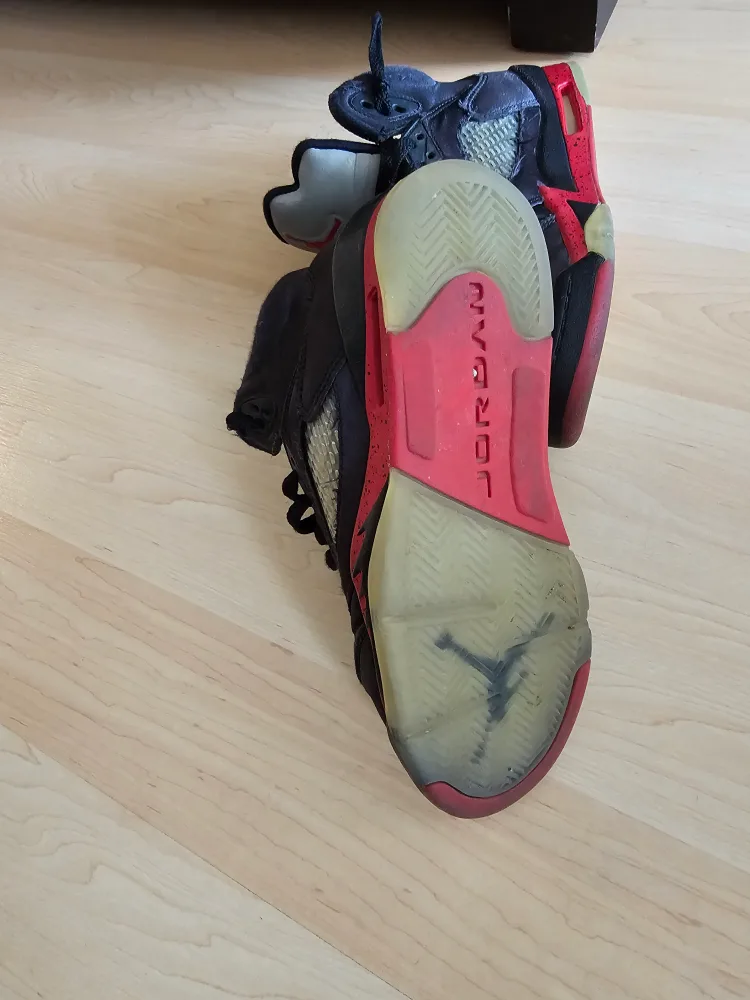 Air Jordan 5 Black and Red Sneakers image indicator(4)