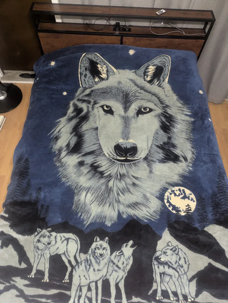 ✨️Moving Sale✨️ Wolf Print Fleece Blanket thumbnail