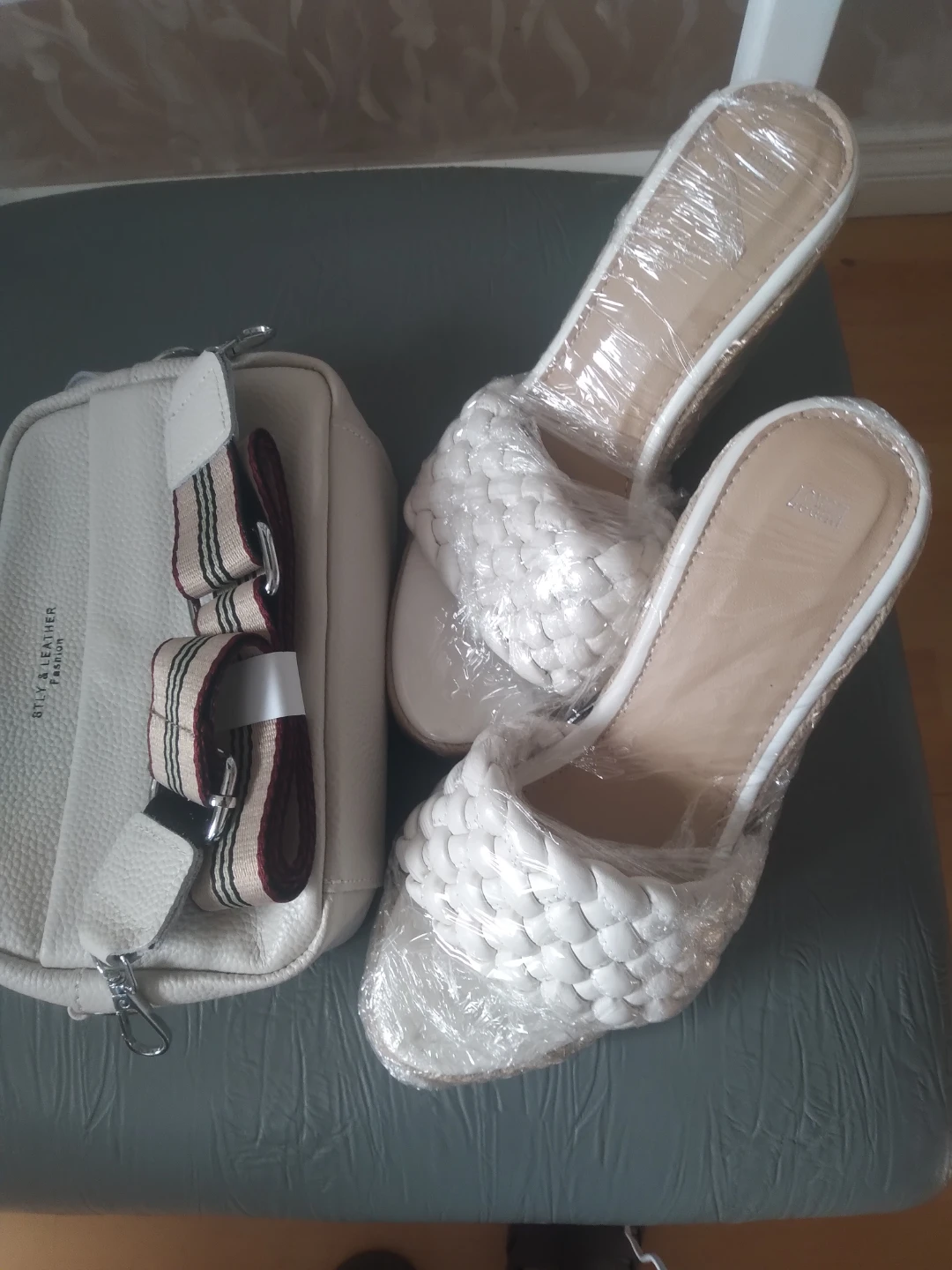 Cream-coloured bag and sandals set