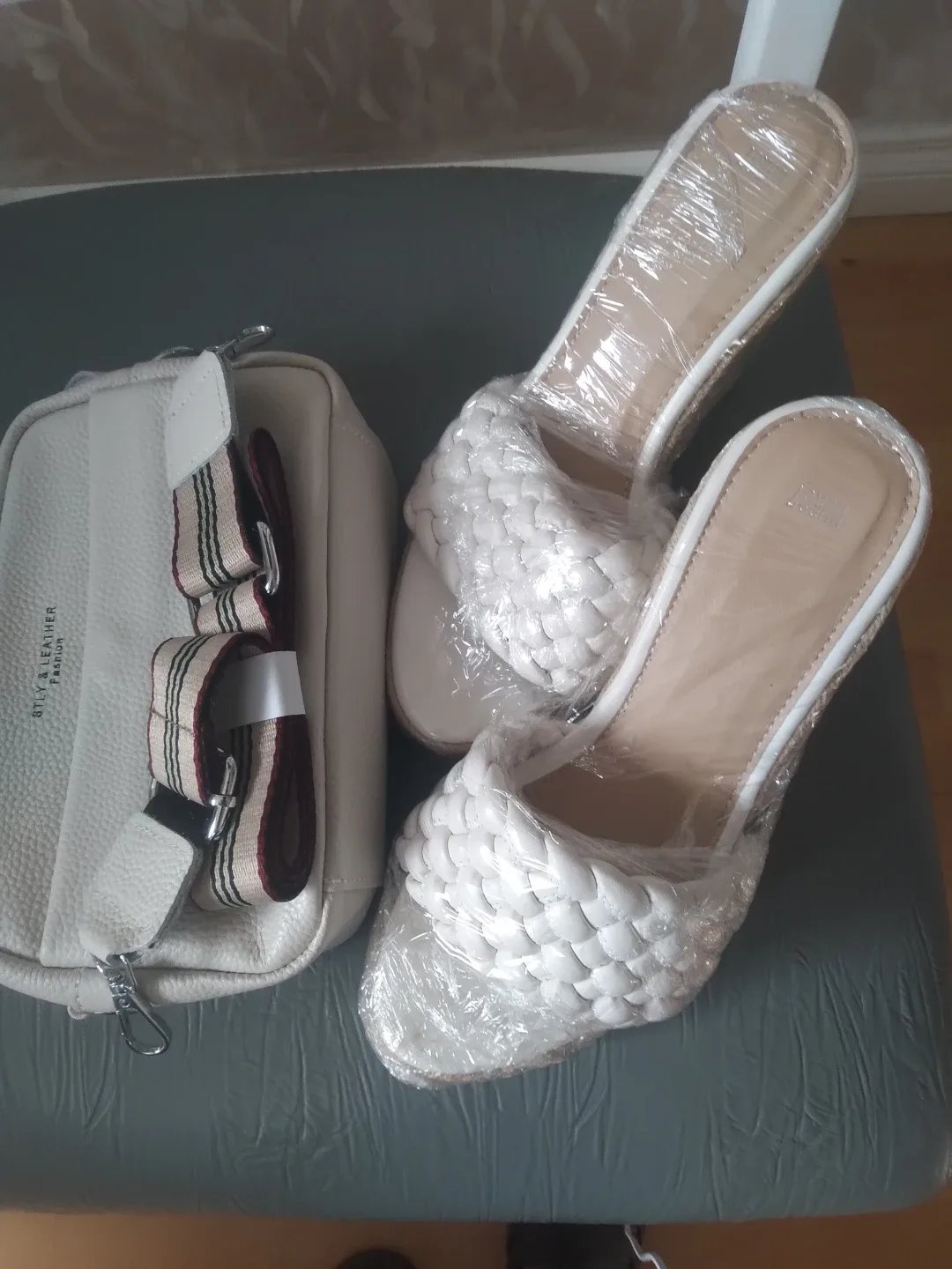 Cream-coloured bag and sandals set thumbnail