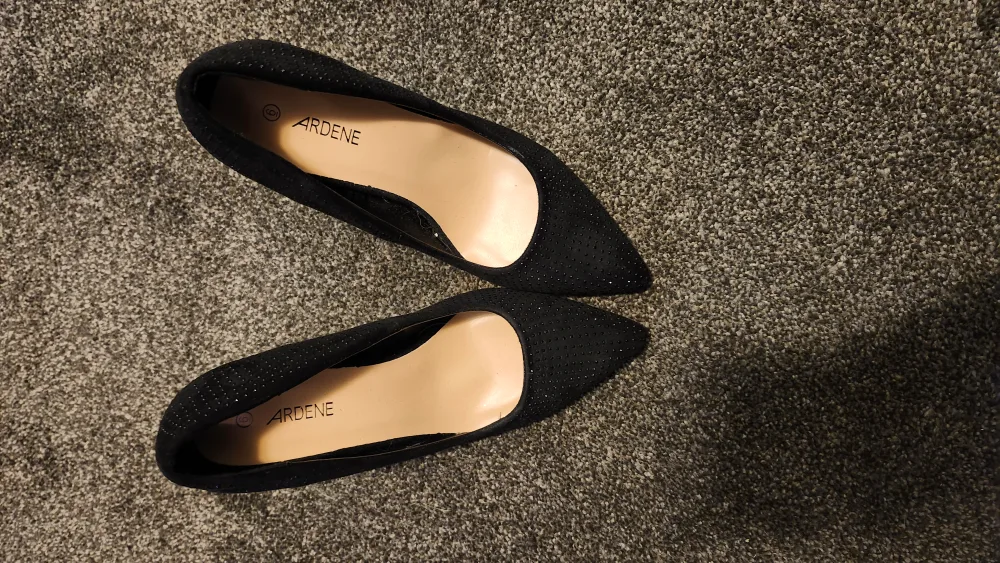 Black Pointed-Toe Heels image indicator(2)