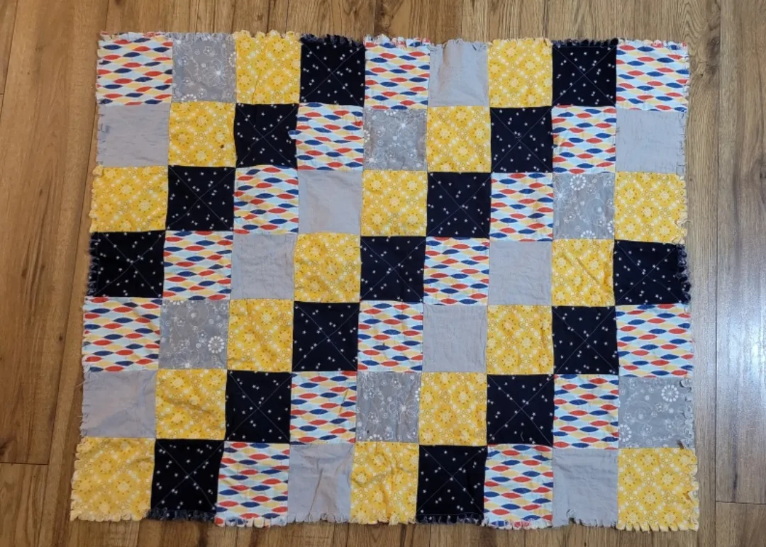 Handmade Rag Quilt thumbnail