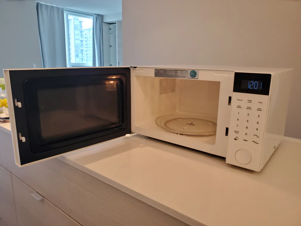 Sleek Danby Microwave image indicator(2)