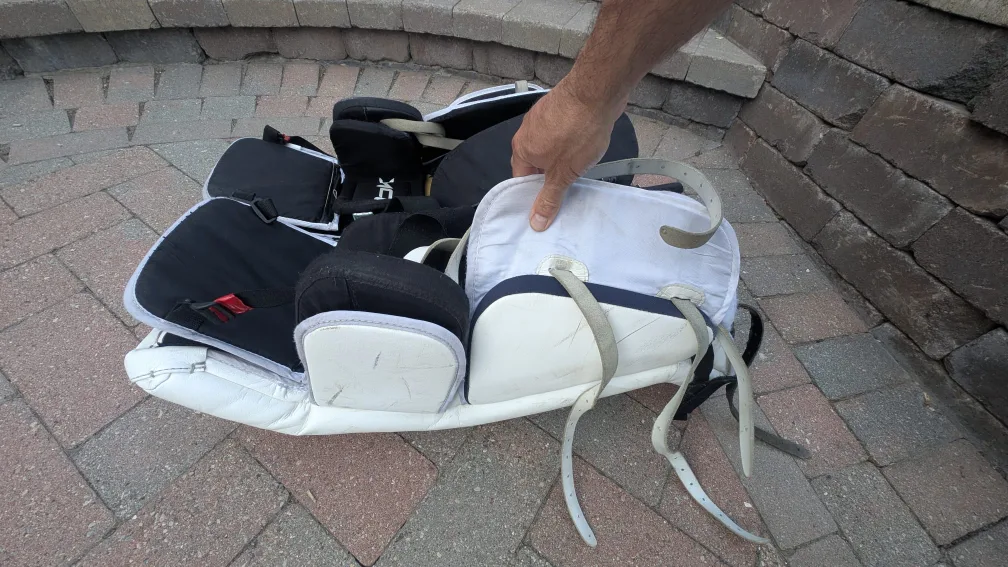 RBK Hockey Goalie Leg Pads 33" image indicator(3)