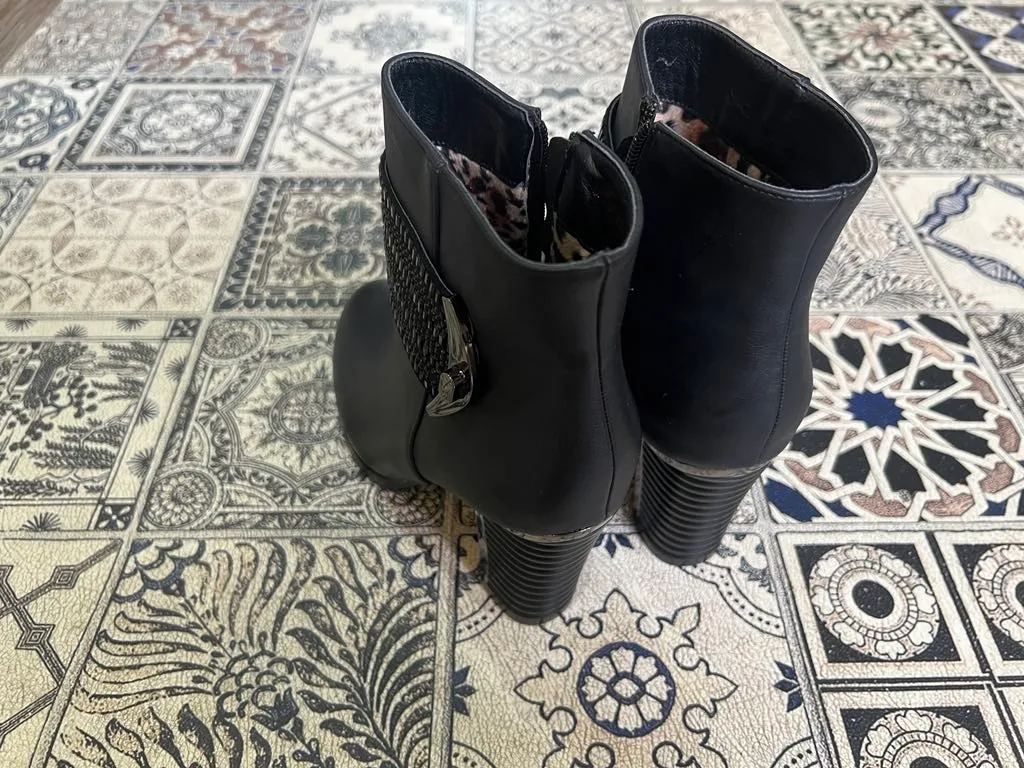 Modare Black Ankle Boots - Size 8.5 image indicator(6)