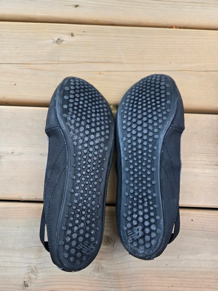 New Balance Wellgo Reversible Comfort Shoes image indicator(2)