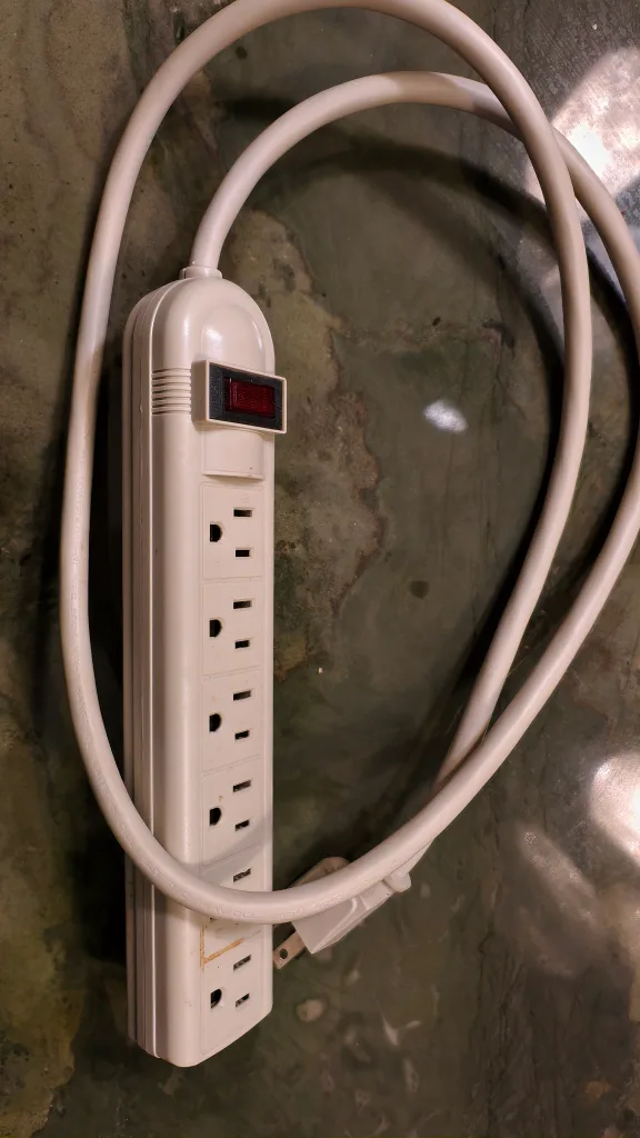 Power Bar with 6 Outlets #freecycle thumbnail
