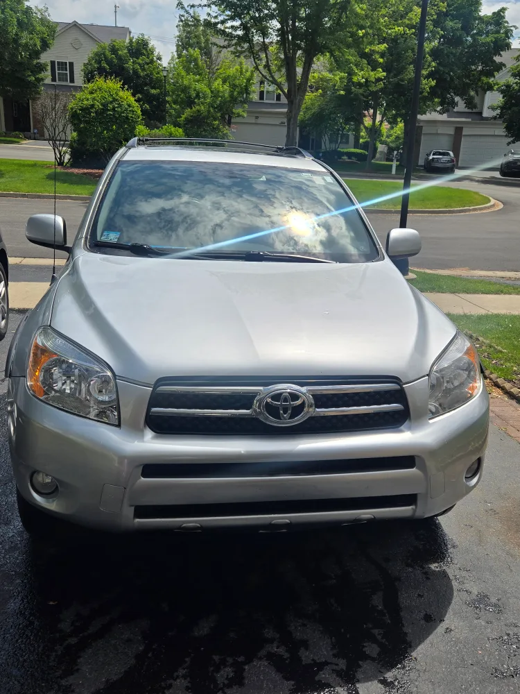 Toyota Rav4 Silver SUV thumbnail