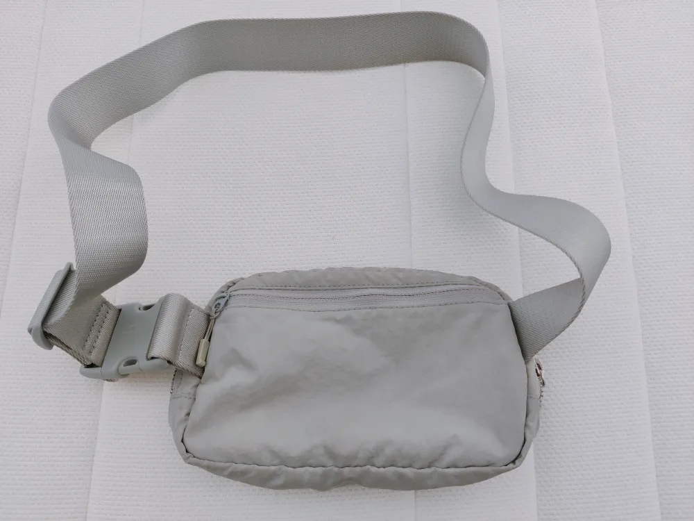 Lululemon light grey belt bag 1L image indicator(2)