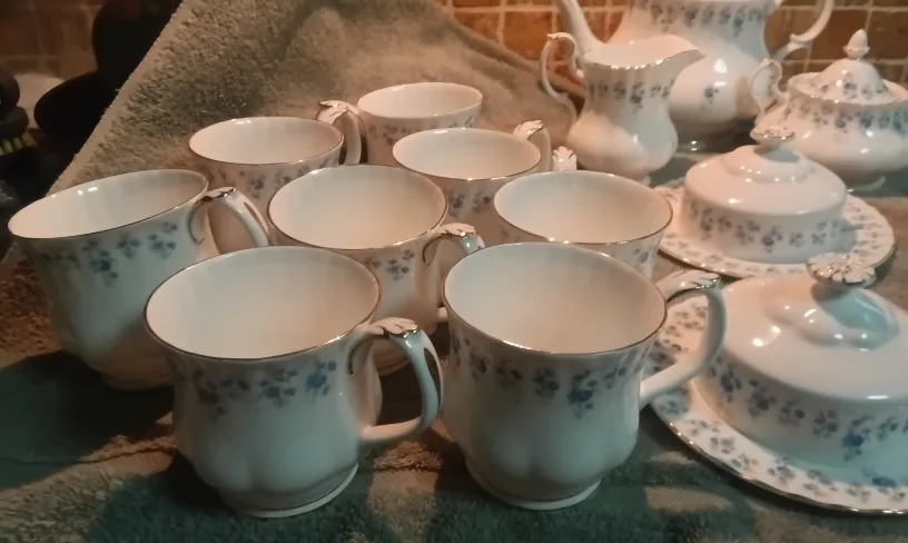 Collection of Royal Albert  "Memory Lane " image indicator(2)