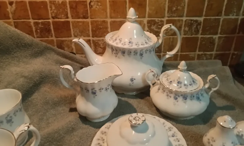 Collection of Royal Albert  "Memory Lane " image indicator(3)