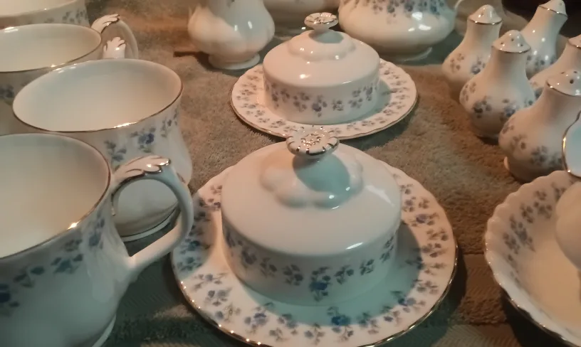 Collection of Royal Albert  "Memory Lane " image indicator(4)