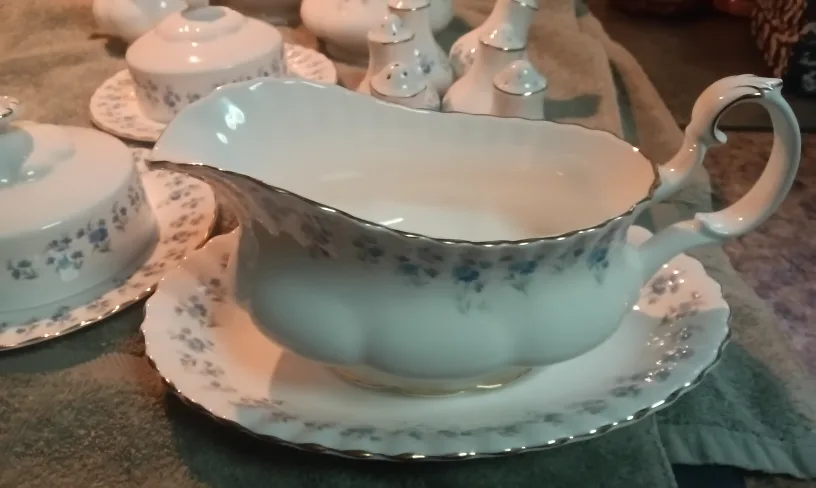 Collection of Royal Albert  "Memory Lane " image indicator(5)