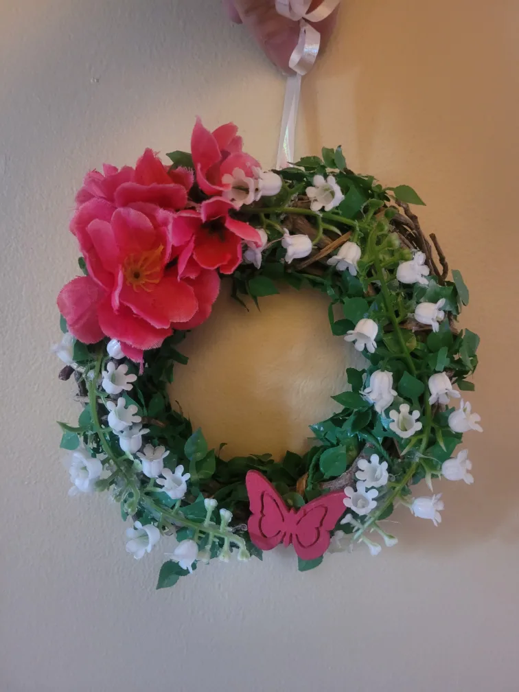 Floral Wreath with Butterfly Decoration thumbnail