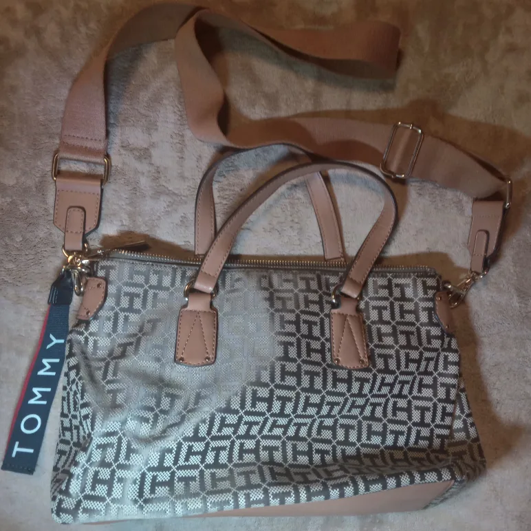 Tommy Hilfiger Purse image indicator(3)