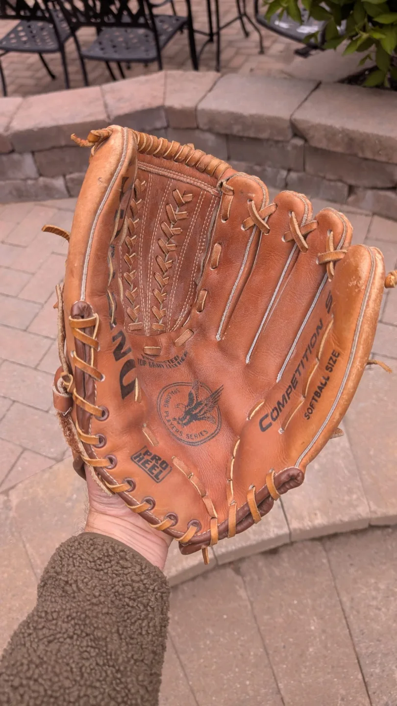 Spalding Baseball / softball Glove thumbnail