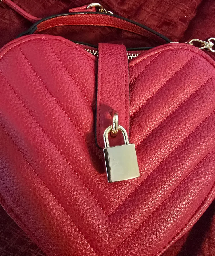 Heart-Shaped Crossbody Handbag image indicator(2)